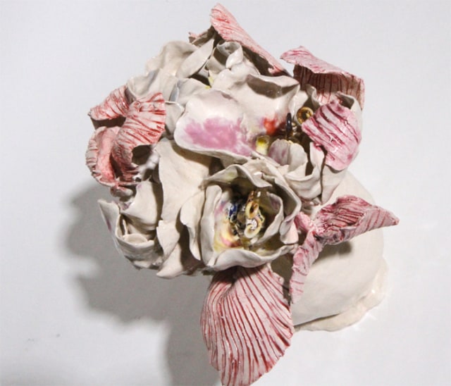 Petit vase blanc fleurs roses et coeur sombre, 2019 Céramique 24 x 25 cm, BC-1936 ©BACHELOT&CARON (collection privée)