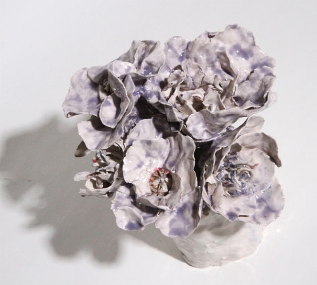 Petit vase blanc fleurs violettes, 2019 Céramique 31 x 25 cm, BC-1942 ©BACHELOT&CARON