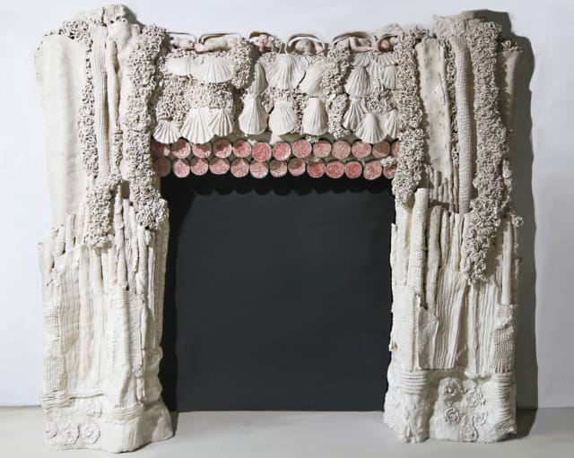 « Cheminée aux paresseux », 2020  Habillage décoratif, sculpture céramique, 153 x 171,5 cm ©BACHELOT&CARON (collection privée)