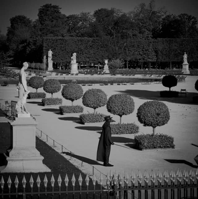 Docteur Peste, Jardin des Tuileries, Paris, mars 2020 Fine Art print sur papier Hahnemühle 25 x 25 cm, SG-DP02 ©STEPHAN GLADIEU