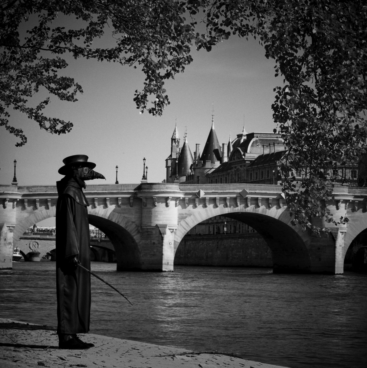 Docteur Peste, Pont Neuf, Paris, mars 2020 Fine Art print sur papier Hahnemühle 25 x 25 cm, SG-DP04 ©STEPHAN GLADIEU