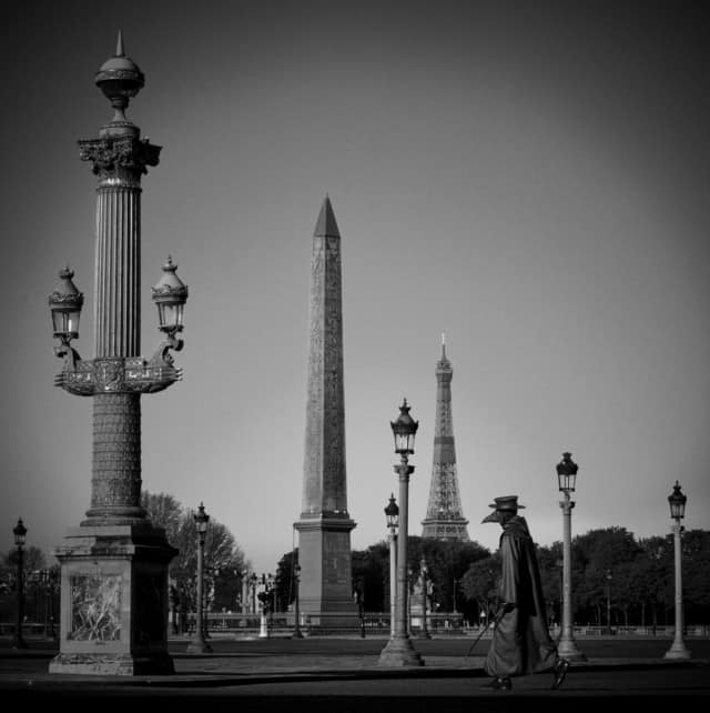 Docteur Peste, Place de la Concorde 2, Paris, mars 2020 Fine Art print sur papier Hahnemühle 25 x 25 cm, SG-DP08 ©STEPHAN GLADIEU