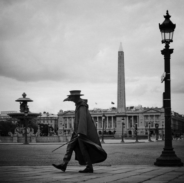 Docteur Peste, Place de la Concorde, Paris, mars 2020 Fine Art print sur papier Hahnemühle 25 x 25 cm, SG-DP09 ©STEPHAN GLADIEU