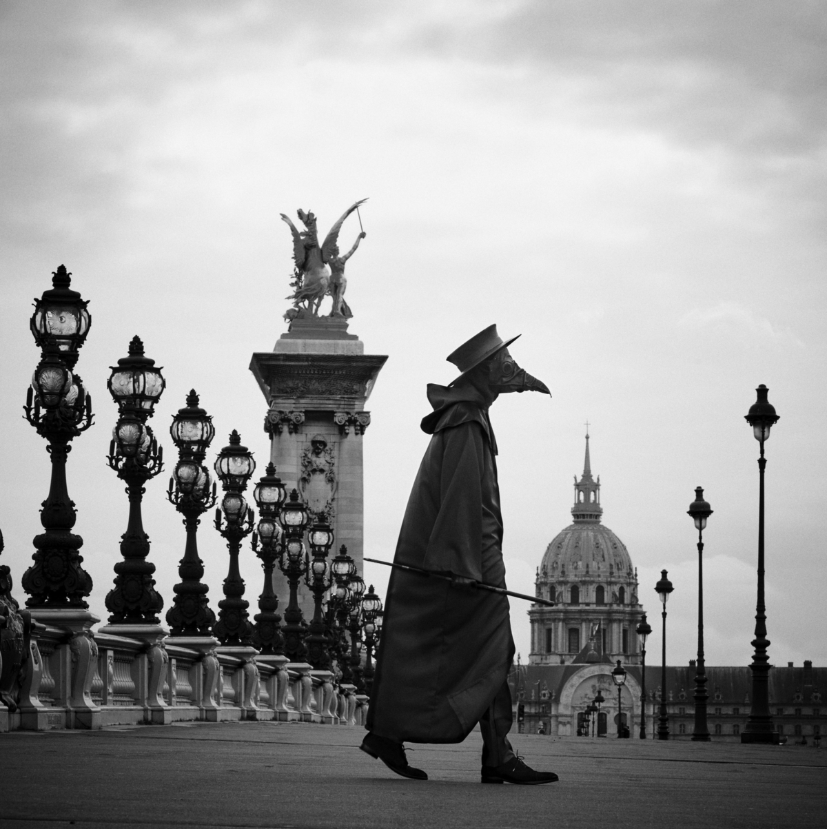 Docteur Peste, Pont Alexandre III, Paris, mars 2020 Fine Art print sur papier Hahnemühle 25 x 25 cm, SG-DP10 ©STEPHAN GLADIEU