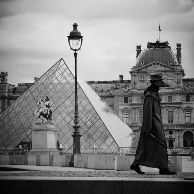 Docteur Peste, Pyramide du Louvre 2, Paris, mars 2020 Fine Art print sur papier Hahnemühle 25 x 25 cm, SG-DP11 ©STEPHAN GLADIEU