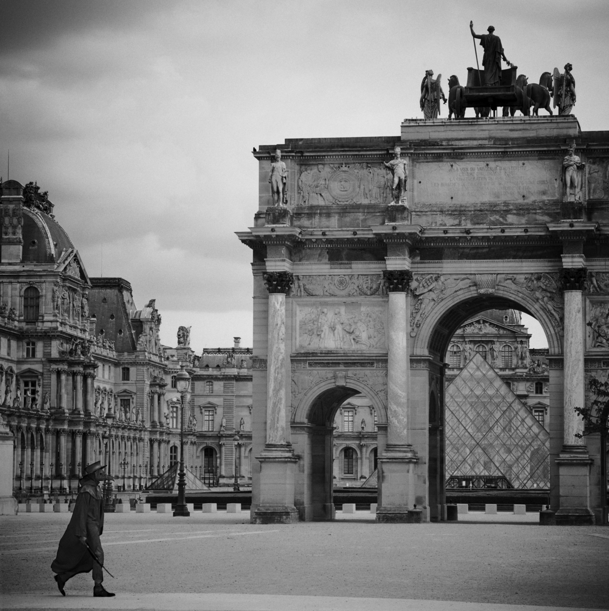 Pyramide du Louvre, Paris, mars 2020 Fine Art print sur papier Hahnemühle 25 x 25 cm, SG-DP12 ©Stephan Gladieu