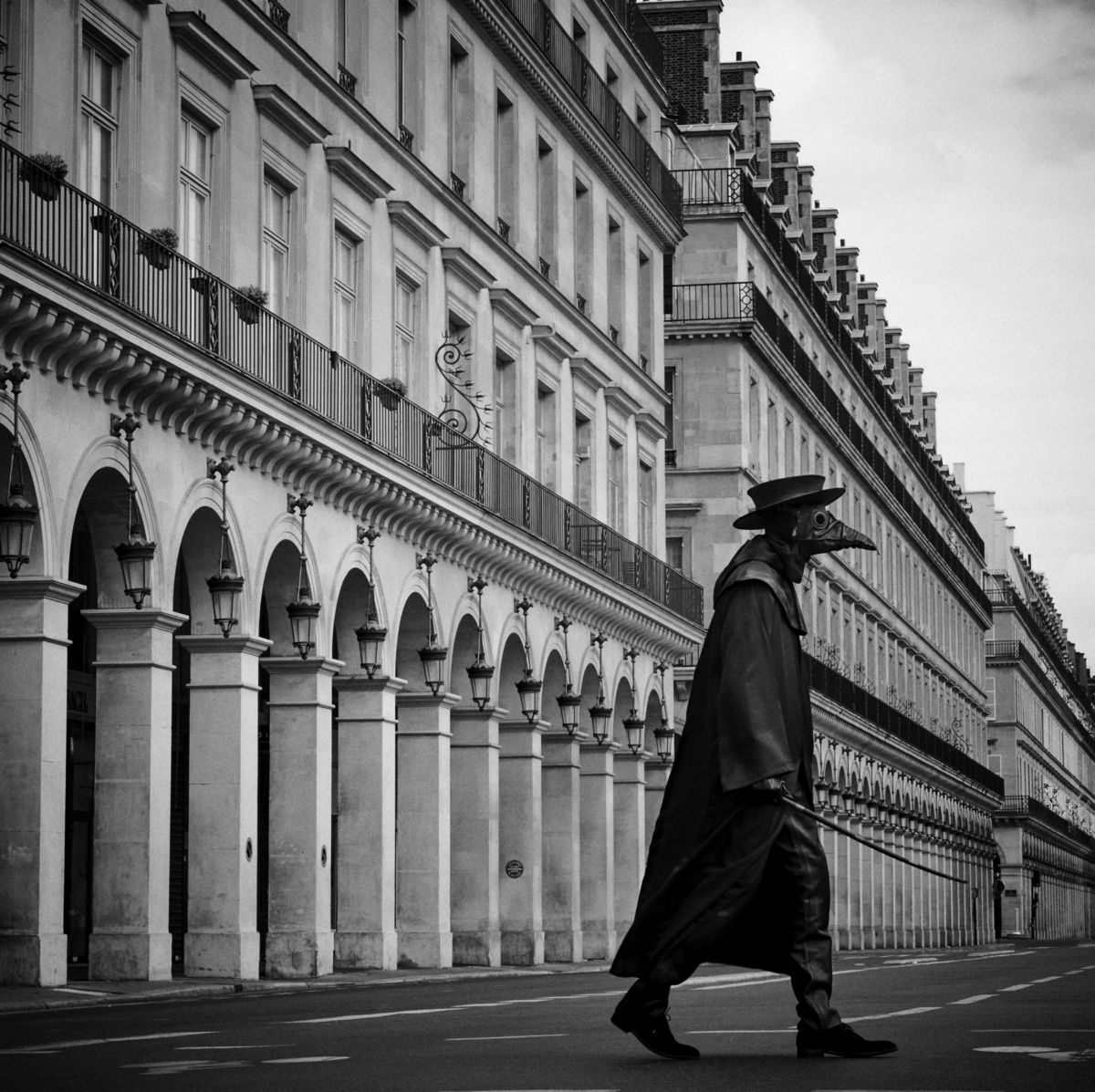 Docteur Peste, Rue de Rivoli, Paris, mars 2020 Fine Art print sur papier Hahnemühle 25 x 25 cm, SG-DP13 ©STEPHAN GLADIEU