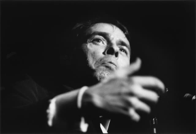 Jacques Brel, chanteur, au théâtre Gérard Philippe, Saint Denis, décembre 1966, GC-00105-37 ©Fondation Gilles Caron