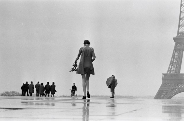 Twiggy, mannequin britannique, Place de Trocadéro, Paris, mars 1967, GC-00933-09A ©Fondation Gilles Caron