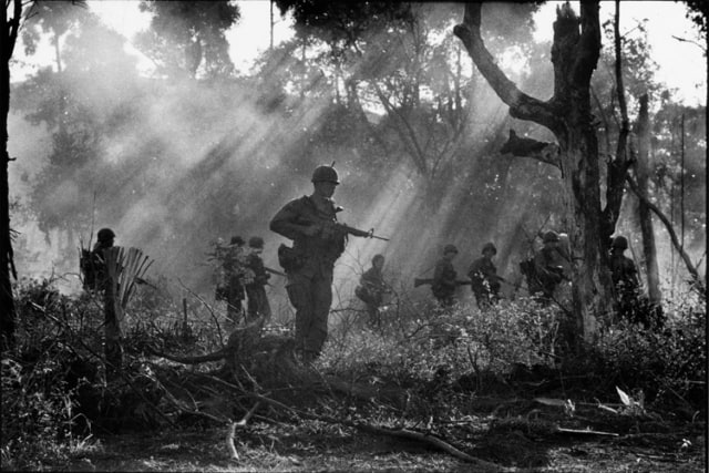 Patrouille américaine de la 173 ème brigade aéroportée, vallée de A Shau, Sud Vietnam, décembre 1967, GC-06039-14A ©Fondation Gilles Caron