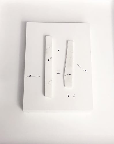 1, 2, X, 2017 Dessin sur marbre statuaire et papier encadrement boîte américaine, 46 x 66,5 x 6 cm (collection privée) ©Marie Orensanz