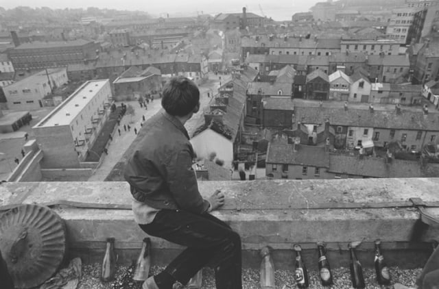 Un jeune manifestant catholique sur les remparts de Londonderry, Irlande du Nord, août 1969, GC-16441-19 ©Fondation Gilles Caron