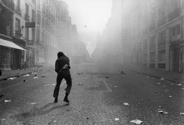 Affrontements entre CRS et étudiants, rue Saint Jacques, Paris 6 mai 1968, GC-08080-04A5A ©Fondation Gilles Caron