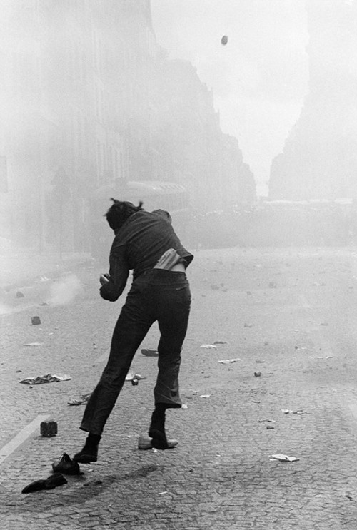 Le lanceur de pavé, rue Saint Jacques, Paris, 6 mai 1968, GC-NC31 ©Fondation Gilles Caron