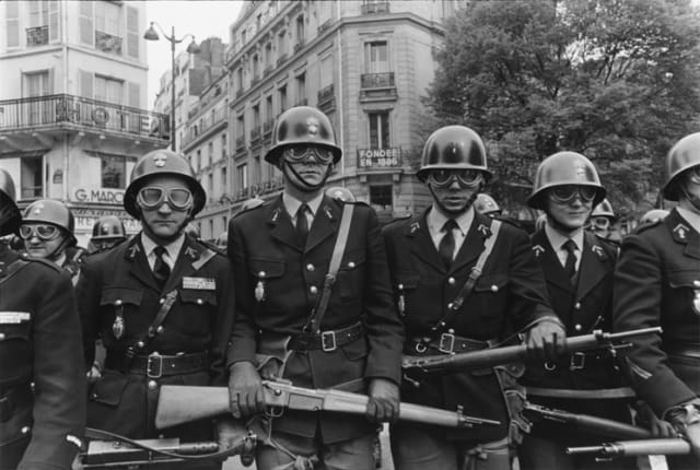 Premiers affrontements entre CRS et étudiants, boulevard Saint Germain, Paris 6 mai 1968 GC-08066-30 ©Fondation Gilles Caron