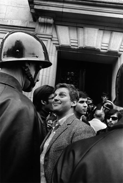 Daniel Cohn Bendit devant des CRS à la Sorbonne, Paris, mai 1968 GC-NC-13-017 ©Fondation Gilles Caron