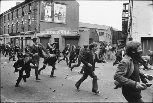 Un groupe de manifestants catholiques avance sur la police, Londonderry, Irlande du Nord, août 1969, GC-16372-20A ©Fondation Gilles Caron