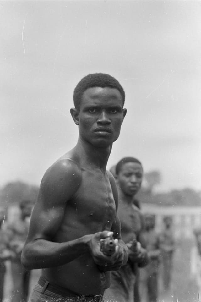 Soldats de l’armée biafraise à l’entraînement, Sécession de la province de Biafra, novembre 1968, GC-NC22 ©Fondation Gilles Caron