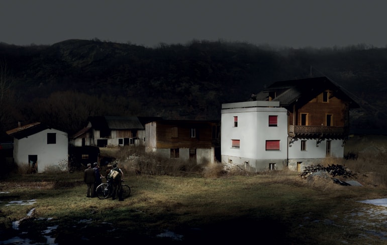 Waiting group, série My Sentimental Archives, 2011 photographie pigment print, 130 x 205 cm édition 8 + 2 EA ©Nicolas Dhervillers