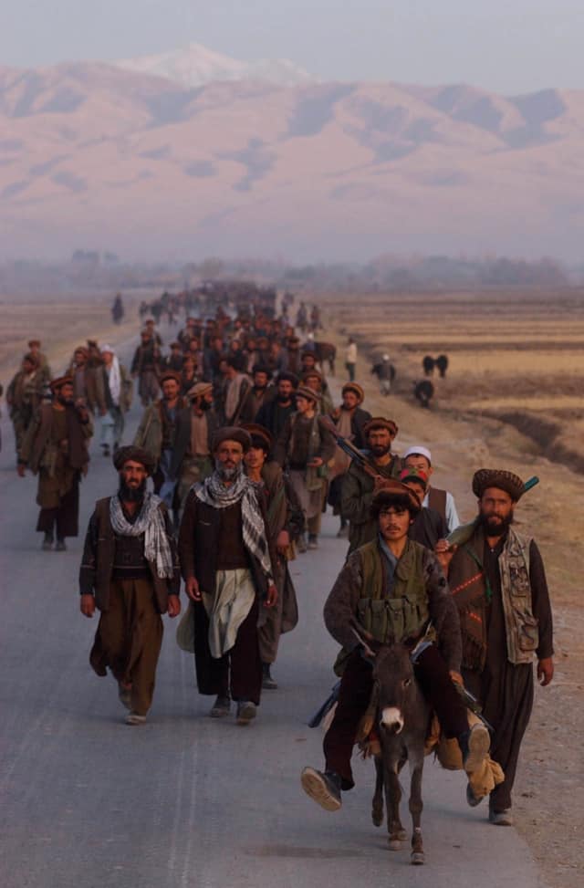 Troupes de l’Alliance du Nord au petit matin avançant vers la ligne de front, ville de Kunduz, nord de l’Afghanistan, Afghanistan, novembre 2001 ©James Hill