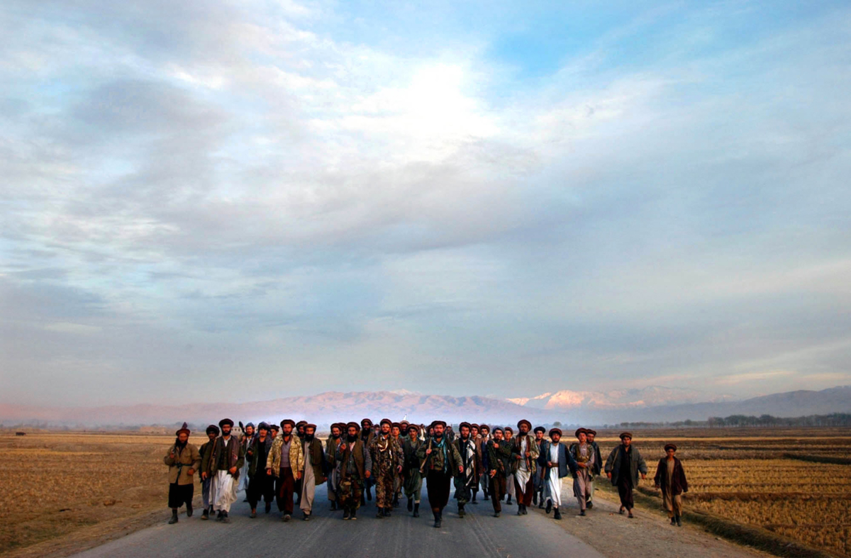Troupes de l’Alliance du Nord quittant la ville de Taloqan pour avancer vers la ligne de front, ville de Kunduz, Afghanistan, novembre 2001 ©James Hill
