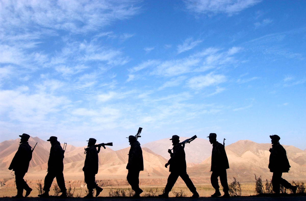 Soldats de l’Alliance du Nord en poste sur la ligne de front de Bangi, Afghanistan, novembre 2001 ©James Hill