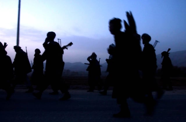 Troupes de l’Alliance du Nord se dirigeant vers la ville de Khanabad, Afghanistan, novembre 2001 ©James Hill