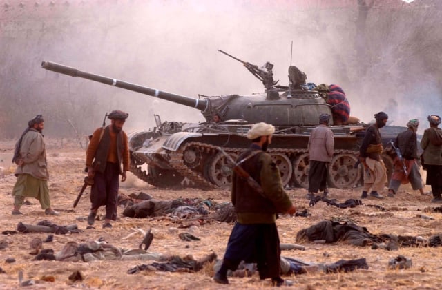 Troupes du Général Dostum avec des prisonniers talibans, forteresse de Qala Jangi, près de Mazar-i Sharif, Afghanistan, novembre 2001 ©James Hill