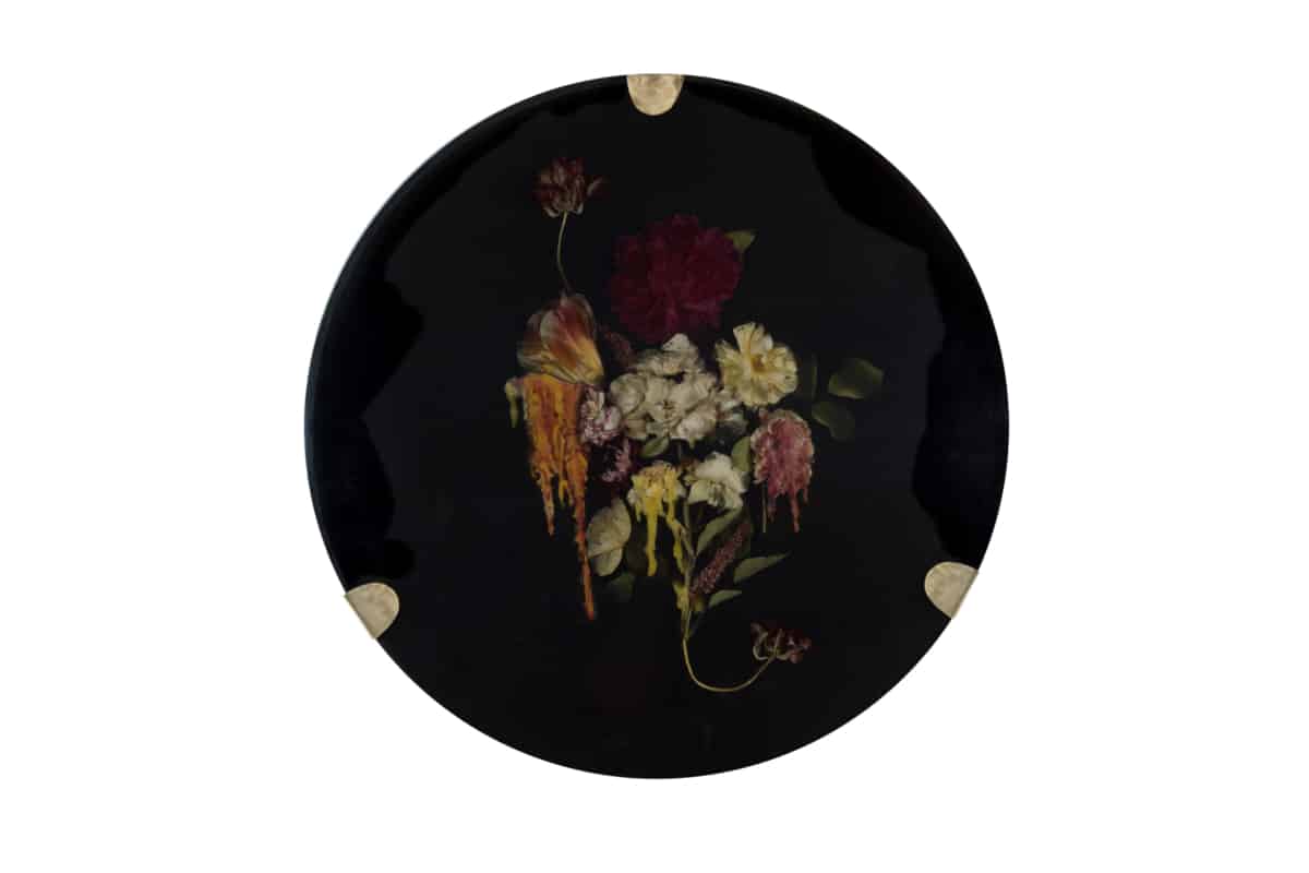 À l'aube du crépuscule I Composition florale, cire et résine époxy noire, laiton Disque diamètre 59 cm, DA18-11 ©Duy Anh Nhan Duc
