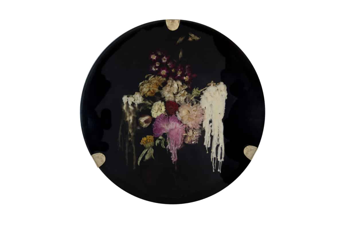 À l'aube du crépuscule II Composition florale, cire et résine époxy noire, laiton Disque diamètre 59 cm, DA18-12 ©Duy Anh Nhan Duc