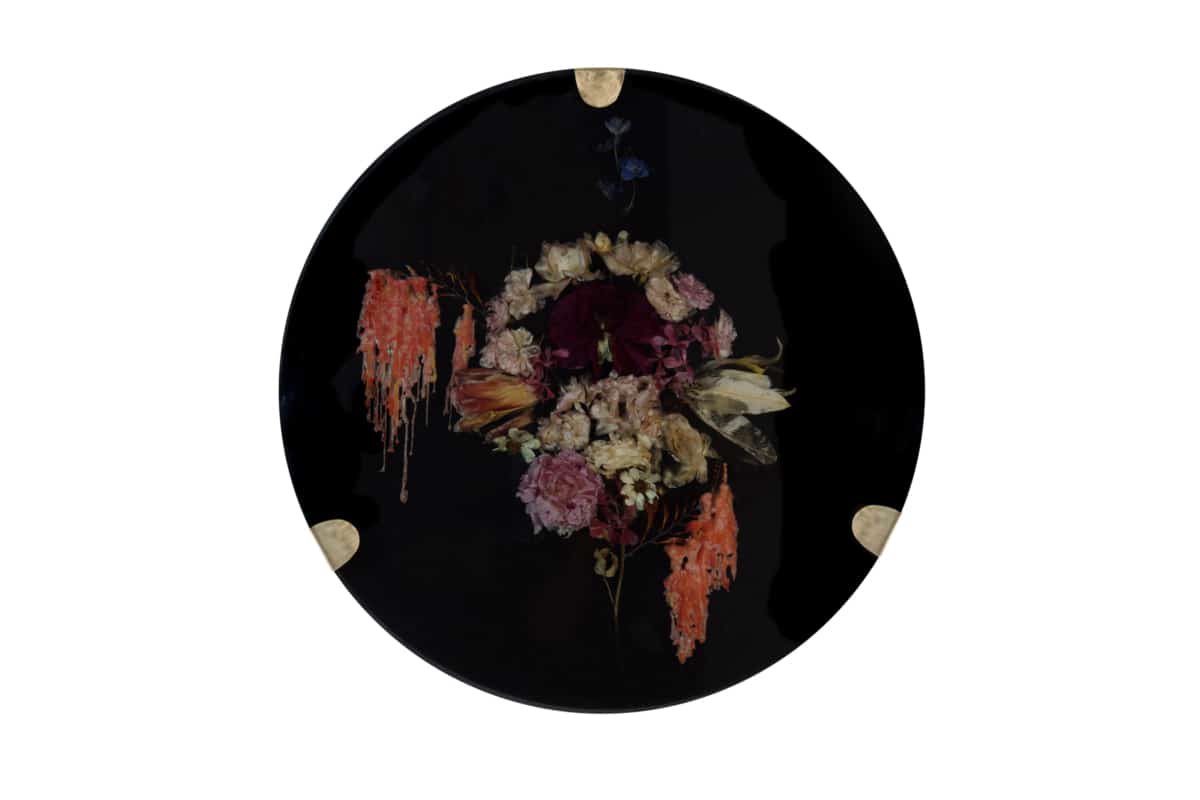 À l'aube du crépuscule III Composition florale, cire et résine époxy noire, laiton Disque diamètre 59 cm, DA18-13 ©Duy Anh Nhan Duc