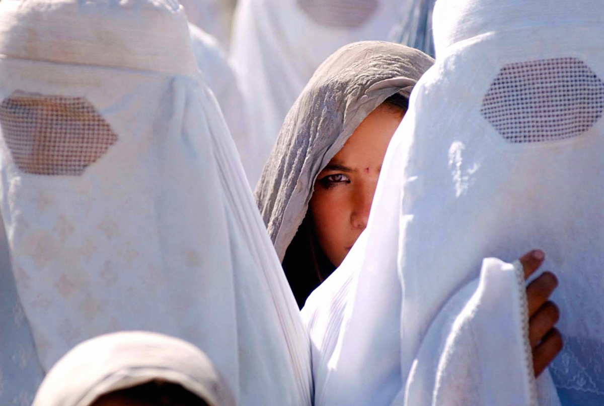 Afghanes attendant la distribution de nourriture dans le camp de réfugiés de Khoja Bahawuddin, Afghanistan, octobre 2001 ©James Hill