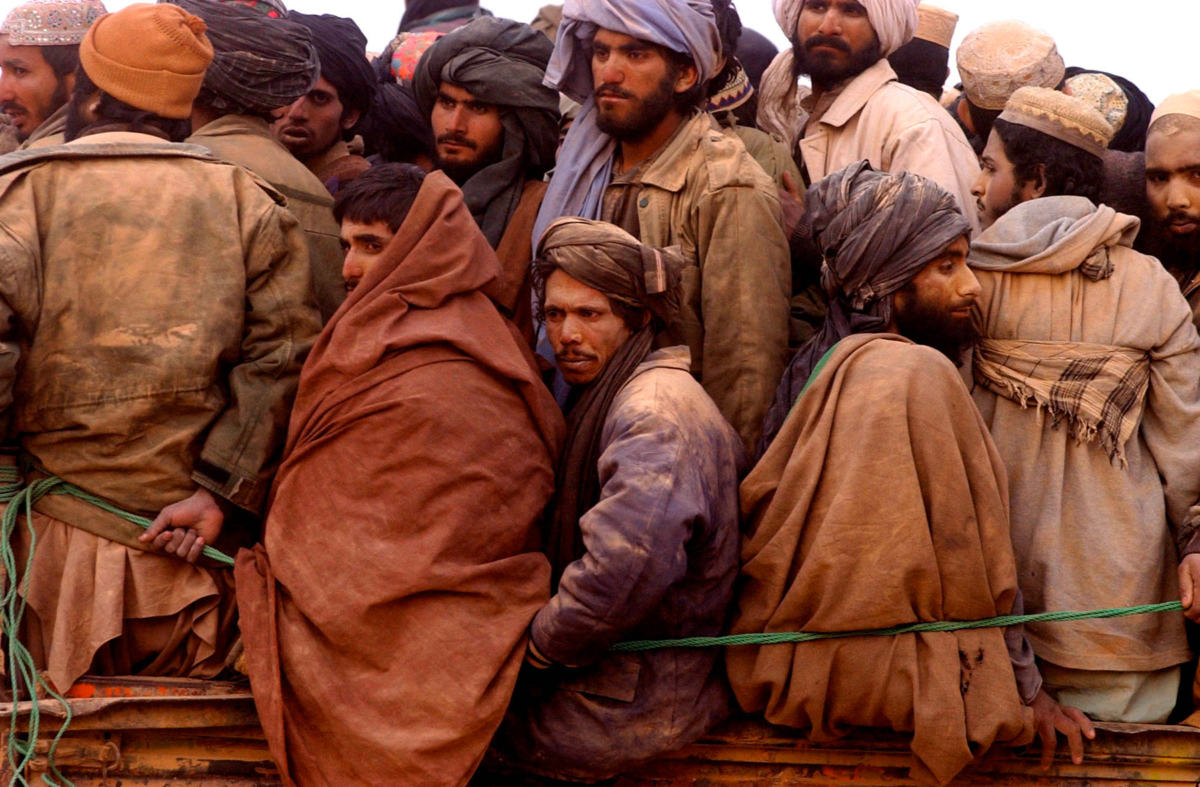 Convoi de prisonniers de guerre, route entre Kunduz et Mazar-i Sharif, Afghanistan, novembre 2001 ©James Hill