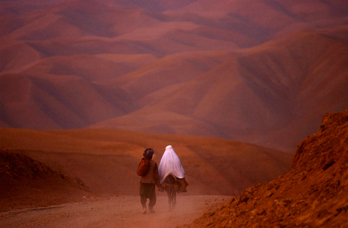 Couple parcourant les montagnes du Badakhshan, Afghanistan, 2001 ©James Hill