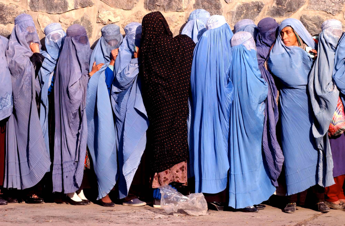 Femmes faisant la queue pour une distribution de blé, Kaboul, Afghanistan, décembre 2001 ©James Hill