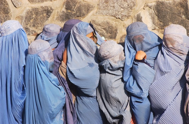 Femmes faisant la queue pour une distribution de blé, Kaboul, Afghanistan, décembre 2001 ©James Hill