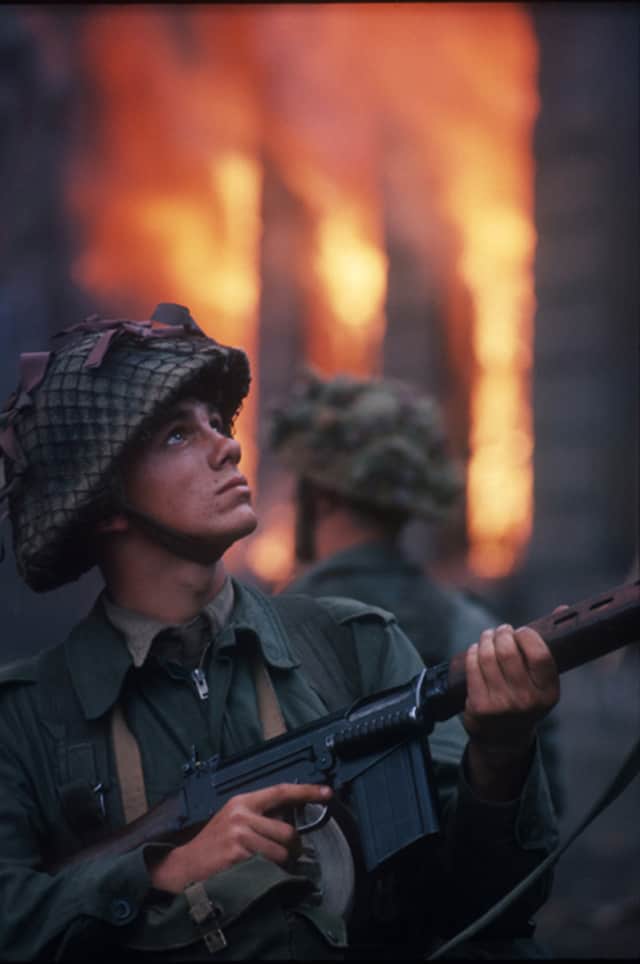 Un soldat britannique devant un immeuble en feu, Irlande du Nord, août 1969, GC-IR001 ©Fondation Gilles Caron