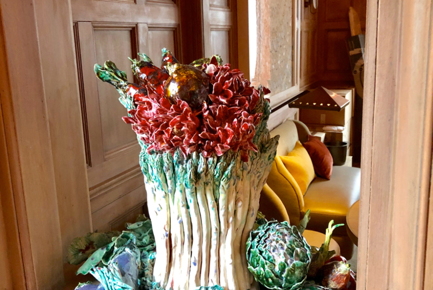 BouquetdaspergesFoliepotagere2019InstallationceramiquesTheConnaughtLondresRestaurantHeleneDarrozeBachelotCaron