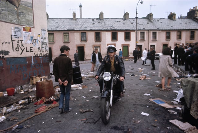 Manifestation des catholiques, Londonderry, Irlande du Nord, août 1969, GC-IR270 ©Fondation Gilles Caron