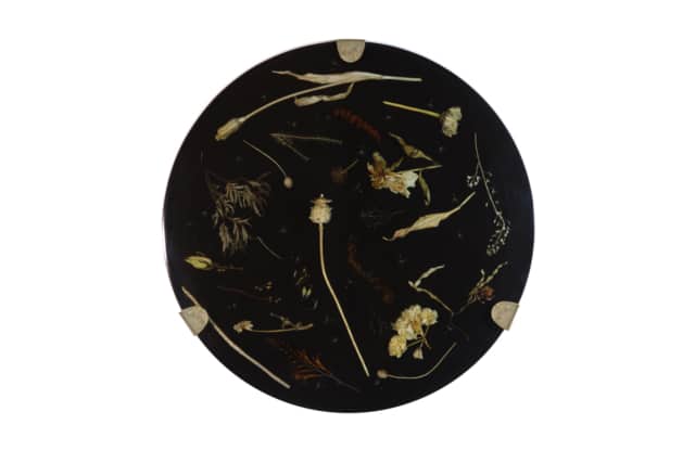 Onde nocturne I, 2018 Composition florale, cire et résine époxy noire, laiton Diam 60 cm, DA18-17 ©Duy Anh Nhan Duc