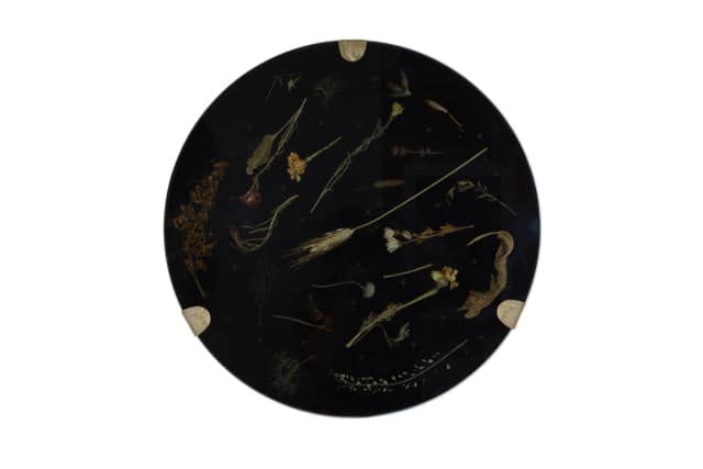 Onde nocturne II, 2018 Composition florale, cire et résine époxy noire, laiton Diam 60 cm, DA18-18 ©Duy Anh Nhan Duc