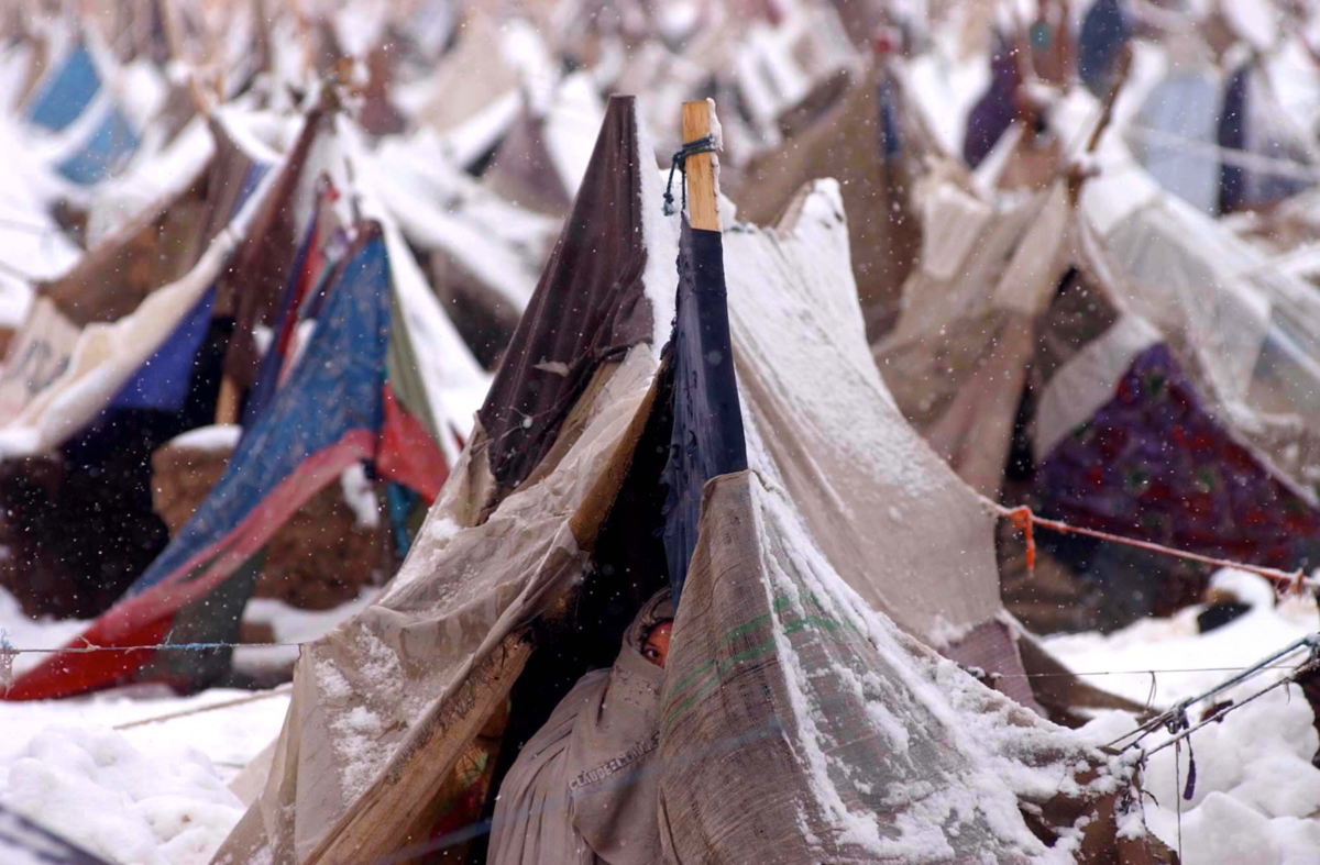 Première neige, camp de réfugiés à la périphérie de Mazar-i Sharif, Nord de l’Afghanistan, décembre 2001 ©James Hill