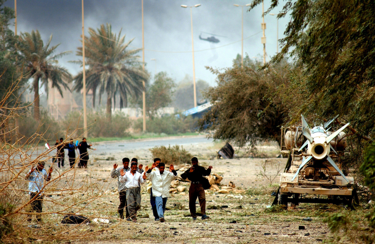 Irakiens se rendant aux forces américaines, Irak, avril 2003 ©James Hill