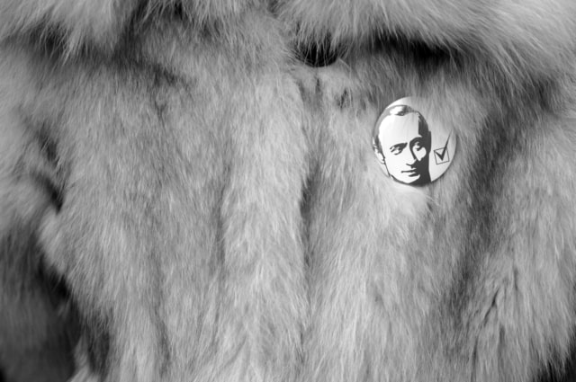 Badge à l’effigie de Vladimir Poutine jeunesse pro-Kremlin, novembre 2007 ©James Hill