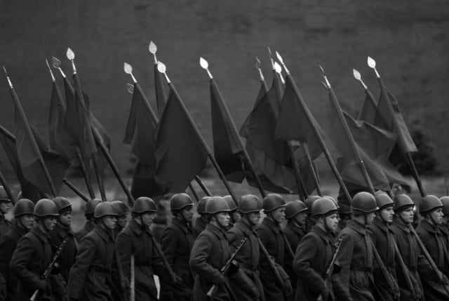 Soldats vêtus d’uniformes de la Seconde Guerre Mondiale l’ors d’une répétition de défilé sur la Place Rouge, Russie, 2007 ©James Hill