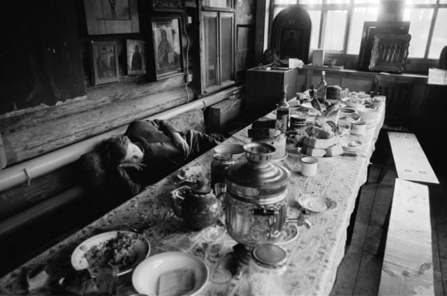 Sieste digestive après un repas bien arrosé ©James Hill