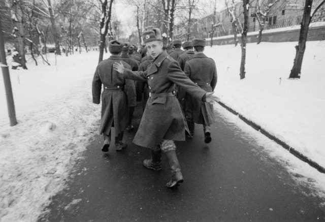 Marche de jeunes soldats russes, Russie, avril 2010 ©James Hill