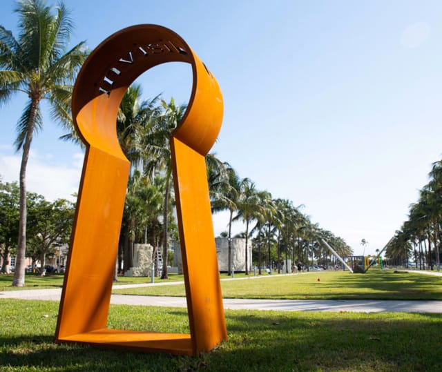 Invisible, 2019 Bronze perforé au jet d'eau 300 x 78 cm ©Marie Orensanz