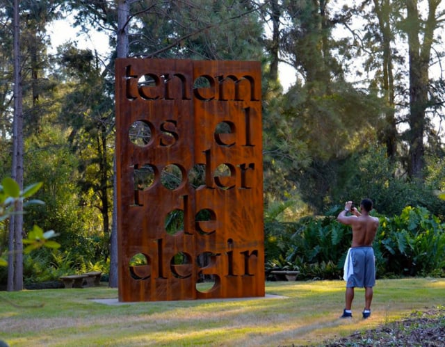 Tenemos el poder de elegir, 2017 (Nous avons le pouvoir de décider) Bronze perforé au jet d'eau Buenos Aires, Argentine 500 x 400 x 40 cm ©Marie Orensanz