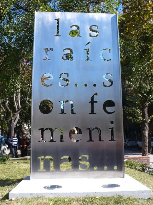 Las raices son femininas, 2010 (Les racines sont féminines) Acier inox perforé au jet d'eau Buenos Aires, Argentine 300 x 150 cm ©Marie Orensanz